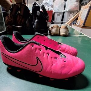 Pink NIKE Soccer/Football Shoes Size 1.5Y Or Size 4